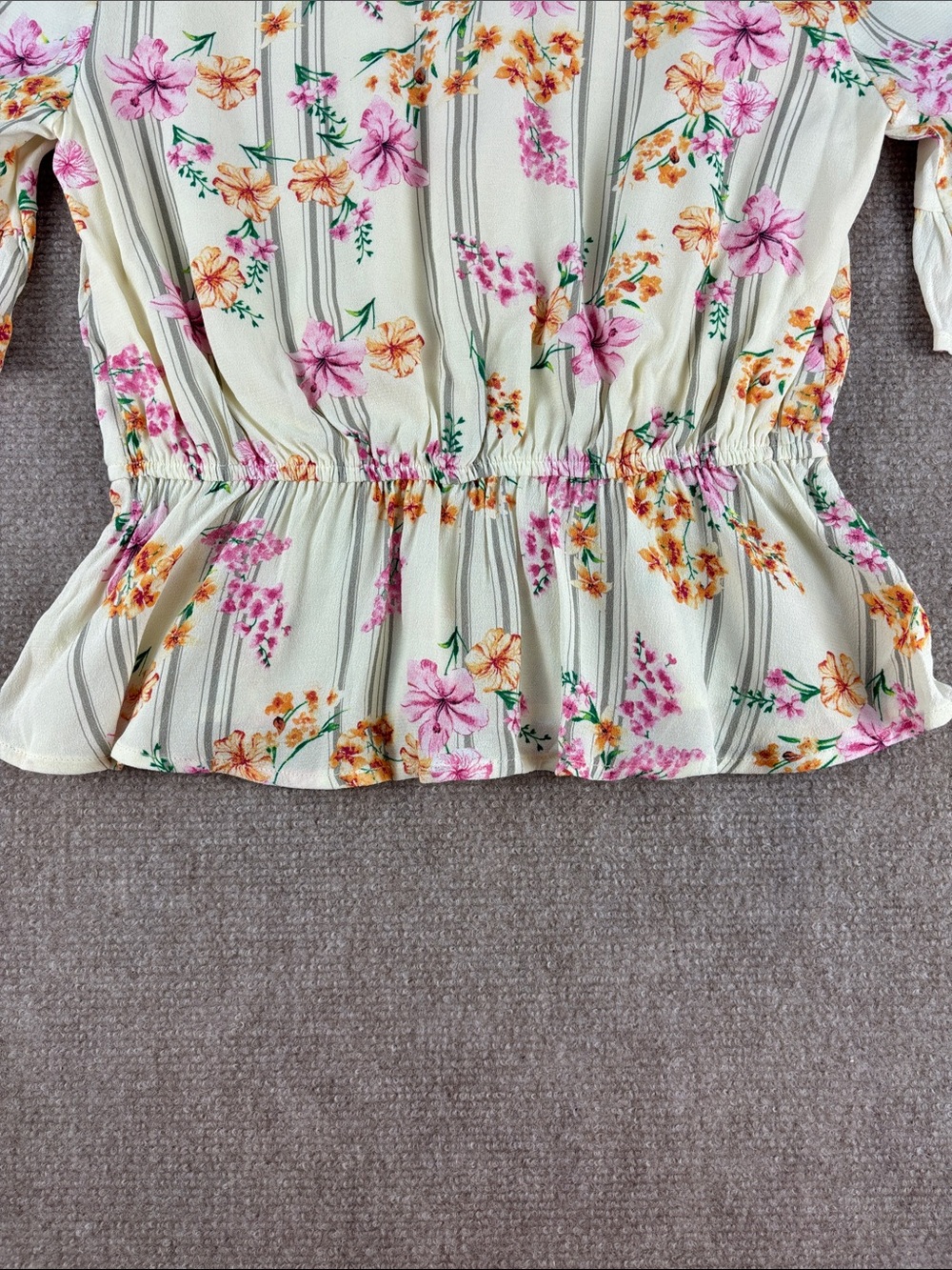 Lost + Wander Cream Floral V-Neck Flutter Sleeve Peplum Top Blouse Size S NWOT - Picture 6 of 6